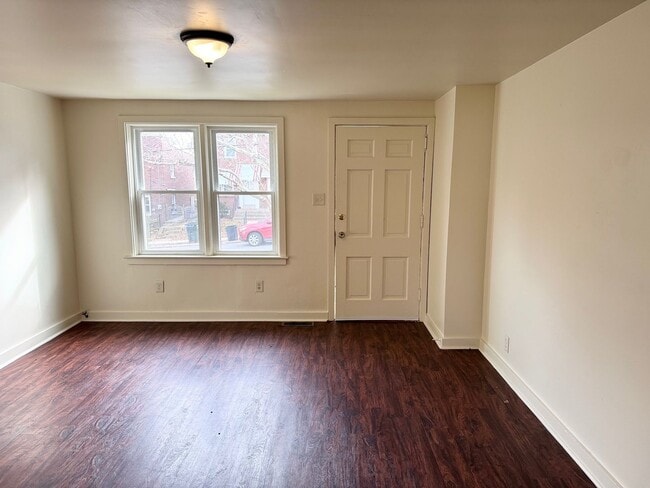 Building Photo - 2 Bedroom Townhome.