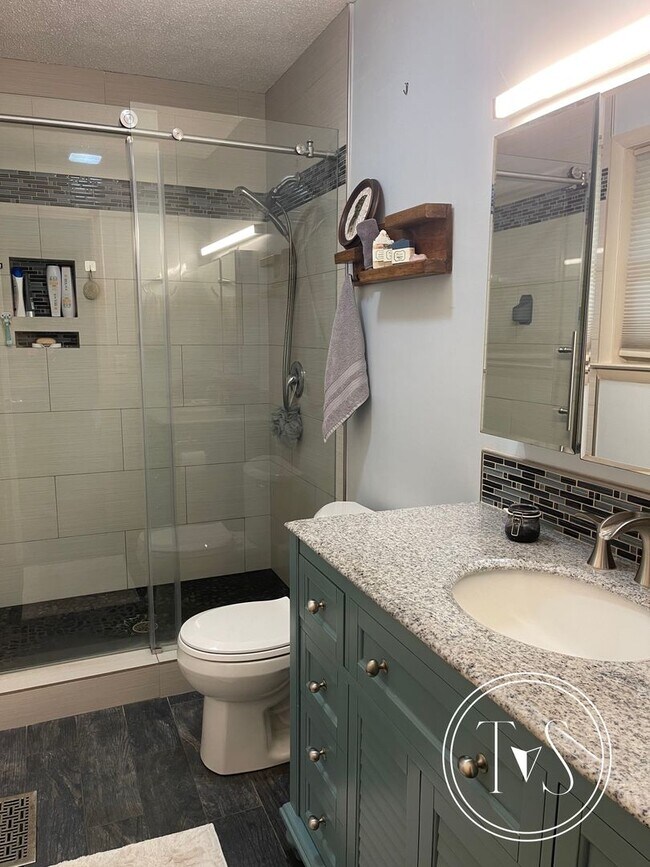 Building Photo - RATE DROP ALERT! (was $2800/month)
