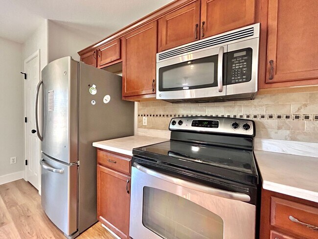Building Photo - Inviting 4/BR 2/BA Home with Spacious Back...
