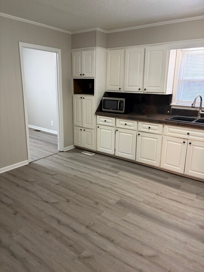 Building Photo - Newly Renovated For You! DEPOSIT SPECIAL $1000.00!