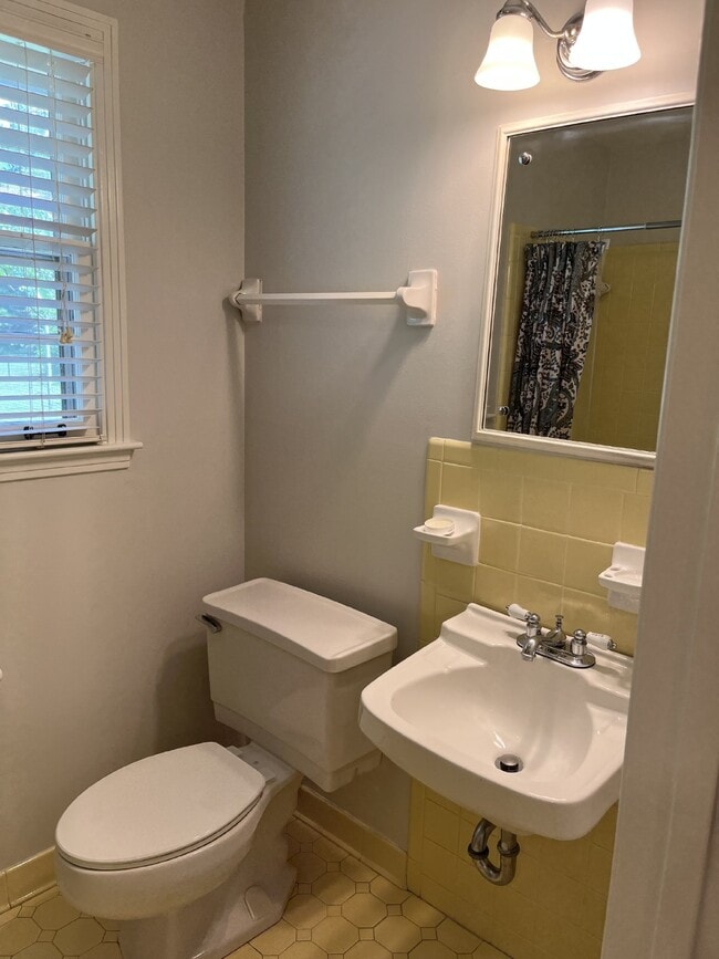 Building Photo - 810 Davis Dr