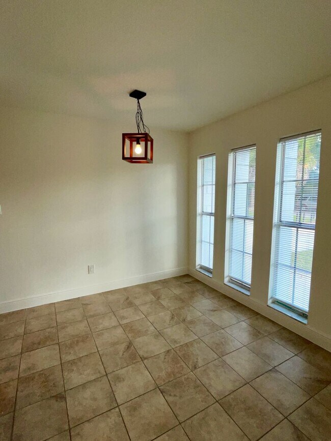 Building Photo - Southern Oaks 2 / 2 with Office & Sun Room