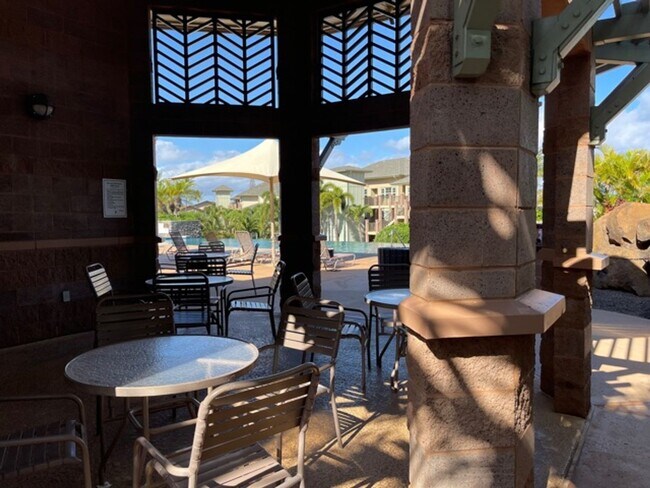 Building Photo - Gorgeous like new Premier condo in S. Kihe...