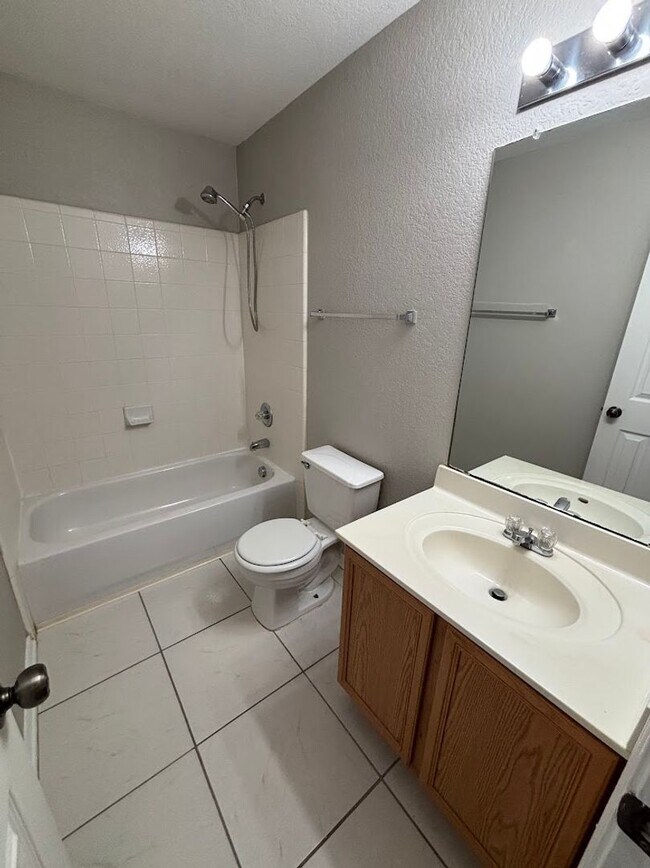 Building Photo - Charming 2 Bedroom, 2 Bathroom Home in Pri...