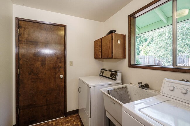 Building Photo - GREAT LOCATION!!! Single Level 3 bedroom 2...