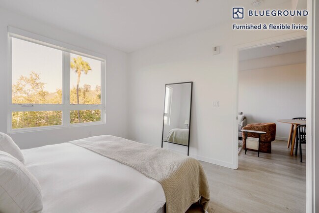 Building Photo - 310 Del Sol Dr