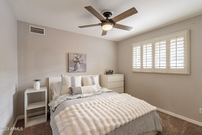 Building Photo - 4016 S Holbrook Ln