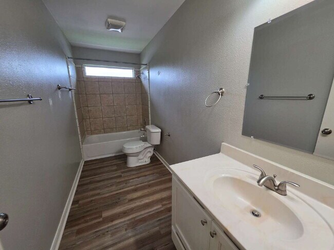 Building Photo - Updated 3/2 Duplex Near Shopping in San Antonio