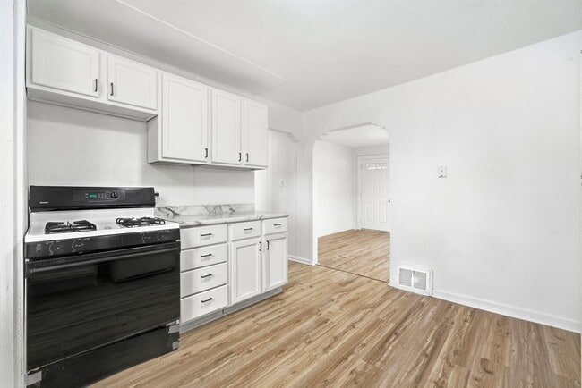 Building Photo - Spacious 4 Bedroom House with New Updates