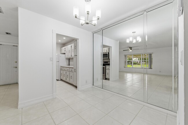 Building Photo - 1167 S Drive Cir