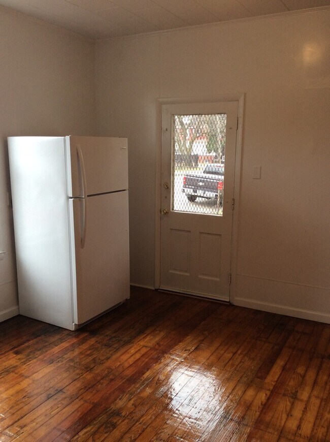 Building Photo - Spacious 5 Bedroom 1.5 Bath House- York City SD