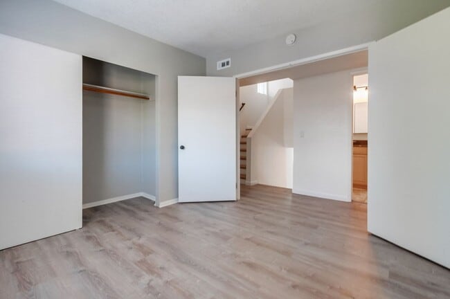Building Photo - Downtown Vista Townhome, Available Now!