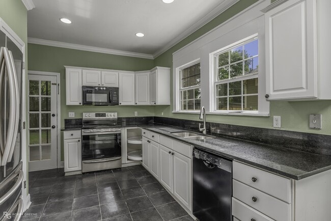 Building Photo - 409 Forest