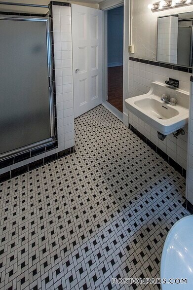 Building Photo - 62 Boylston St