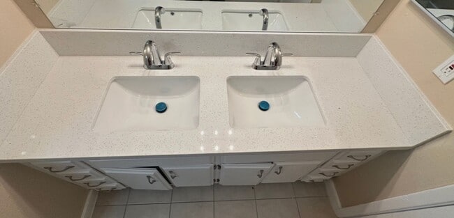 Building Photo - 2 BEDROOMS 1.5 BATHROOM TOWNHOUSE AVAILABLE FOR RENT JONES AND VEGAS DR !!!