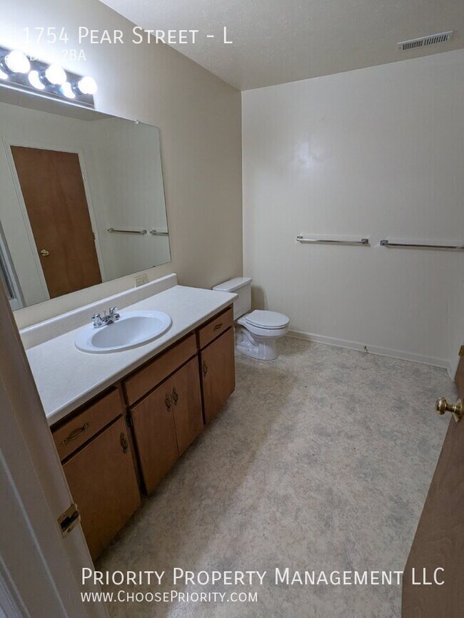 Building Photo - 1754 Pear St