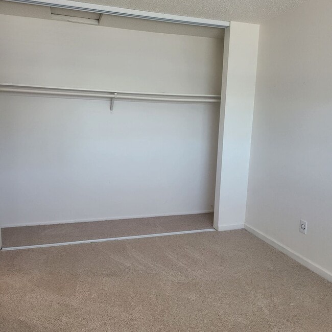 Building Photo - Nice Smithridge condo
