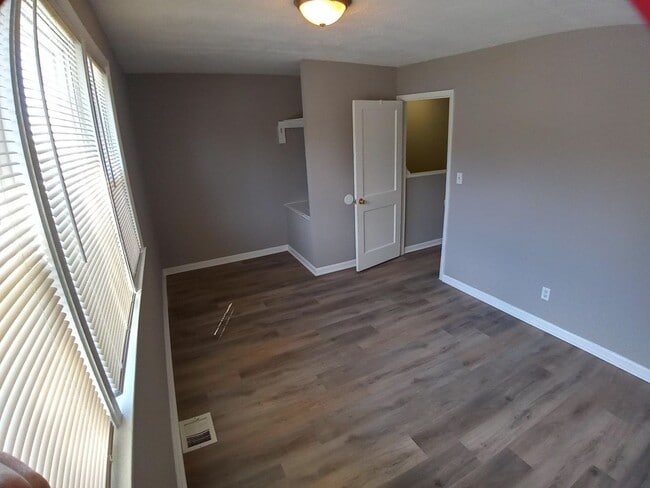 Building Photo - 3Br/1.5Ba Fully Renovated Townhouse