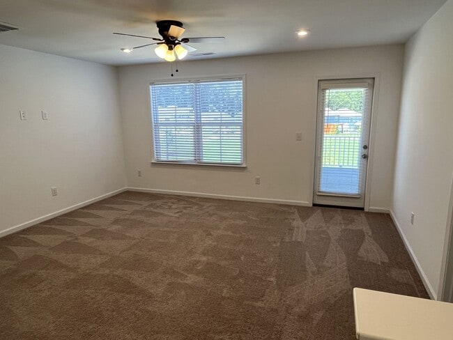 Building Photo - Large, Newer 4 Bedroom + Office and Loft i...