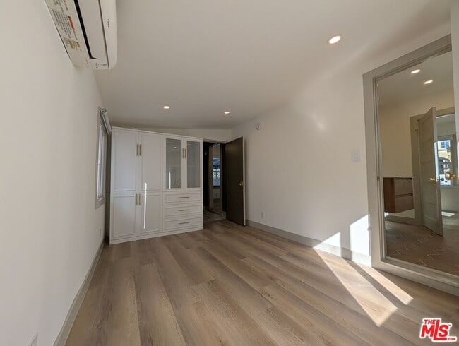 Building Photo - 1015 Granville Ave