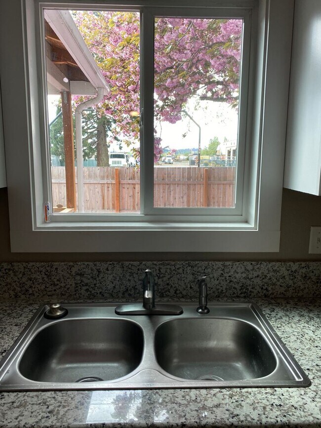 Building Photo - 20th St SE Duplex