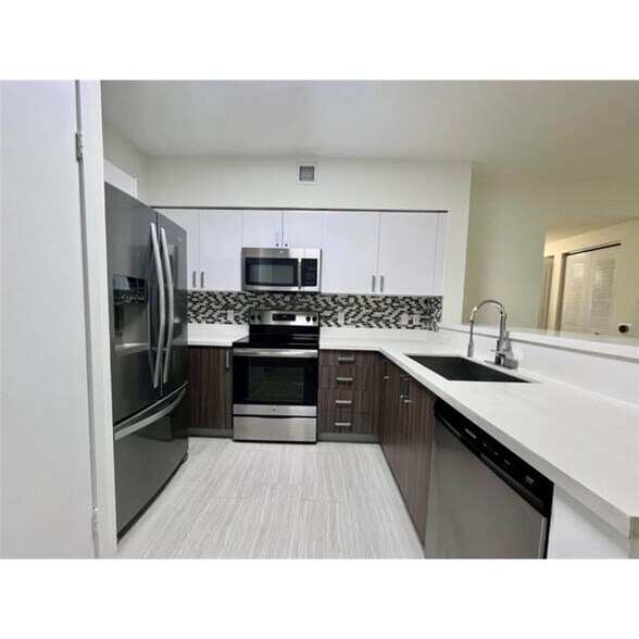 Primary Photo - 601 NE 39th St