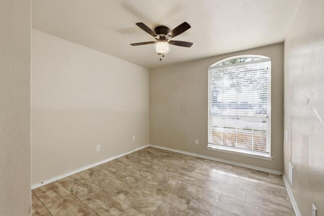Building Photo - 100 Oak Hollow Ln