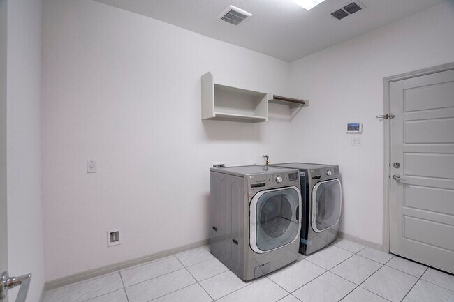 Building Photo - 5616 Monrovia Ln
