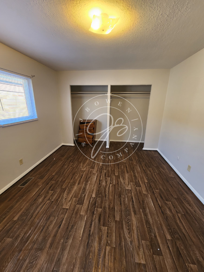 Building Photo - Spacious 2-Bedroom Apartment