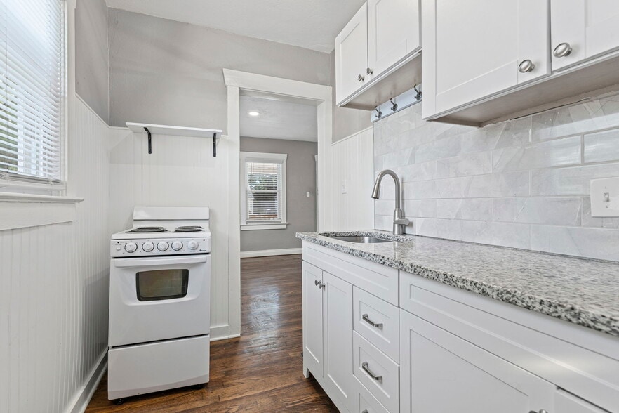 Building Photo - 810 W 77th St