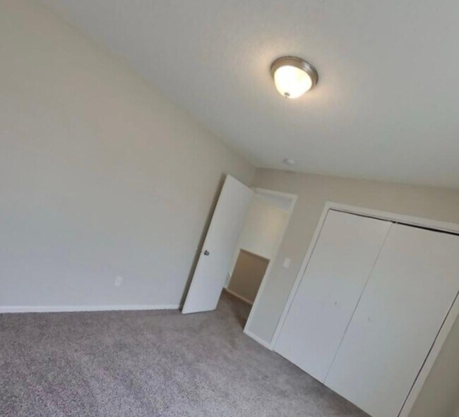 Building Photo - 1406 Thomas Dr