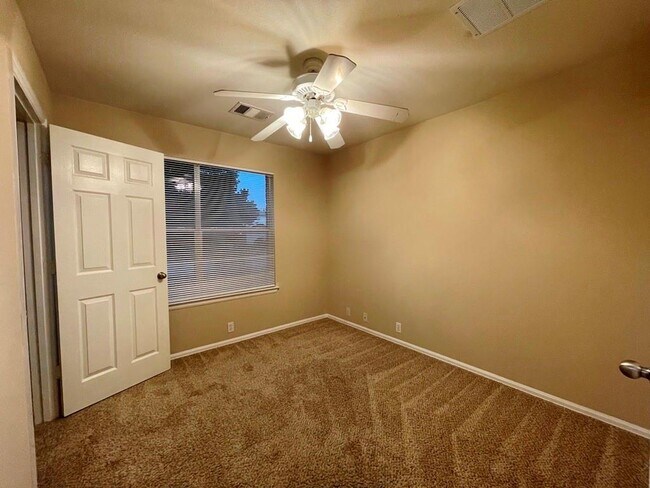 Building Photo - 376 Spruce Dr