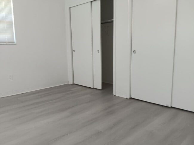 Building Photo - Remodeled apartment, dishwasher, on-site l...