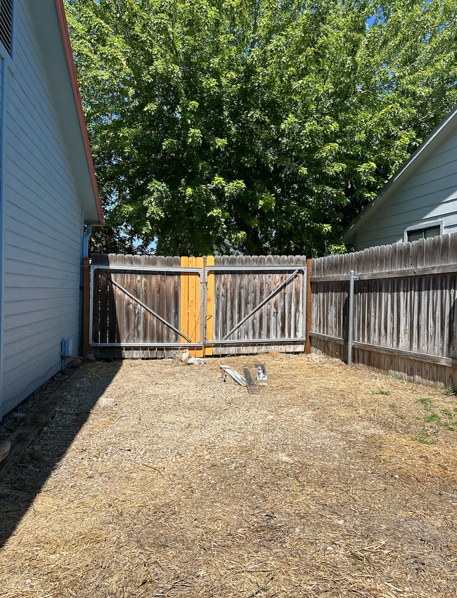 Building Photo - 1033 E Chateau Dr
