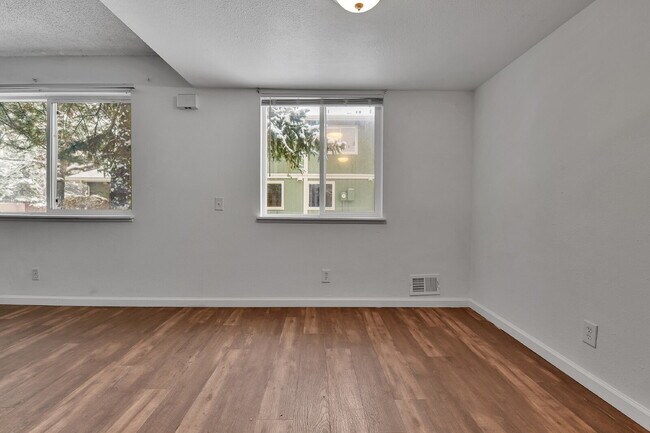 Building Photo - $1,540.95.95- 2 Bed, 1 Bath Condo in Aurora with Central AC and in Unit Laundry!