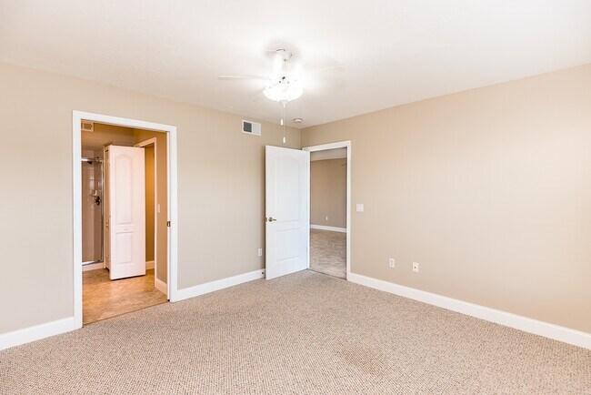 Building Photo - UPDATED GROUND FLOOR CONDO CLOSE TO 1-75