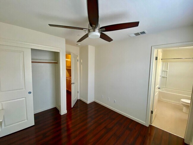 Building Photo - Modern Tri-Level Townhouse