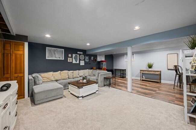 Building Photo - 250 Roslara Ct