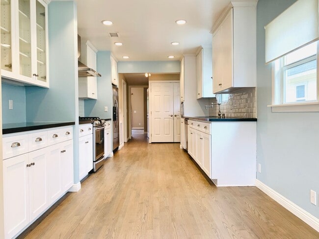 Building Photo - Gorgeous 3BD/2BA House in Hillcrest - Available NOW!