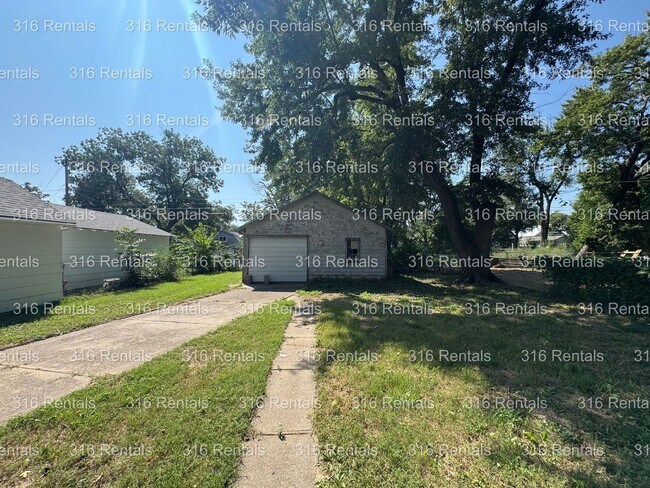 Building Photo - $1200 - 4 bed 2 bath - Single Family Home