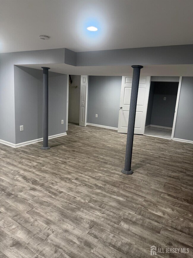 Building Photo - 13 Oakwood Dr