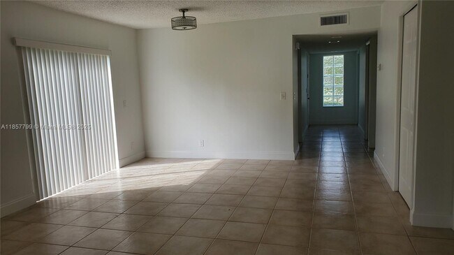 Building Photo - 16481 Blatt Blvd