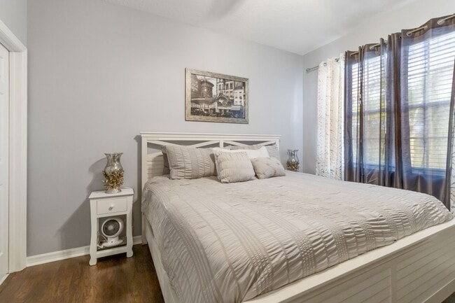 Building Photo - Exquisite & Breathtaking 2 Bedroom 2 Bath Condo Fully Furnished
