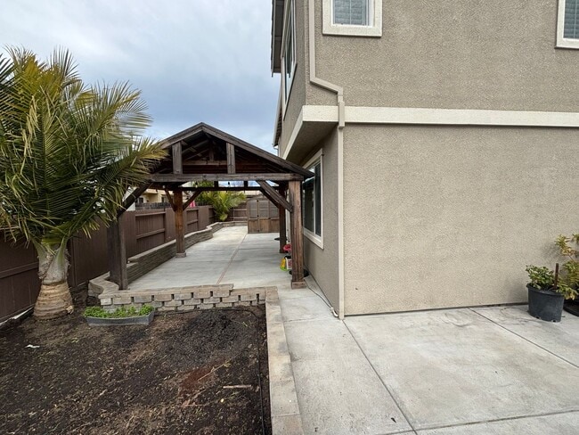 Building Photo - Modern 4BD Home in Brighton Landing | Solar | Bed & Bath Downstairs