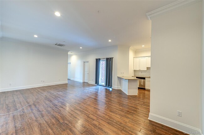 Building Photo - 2-2F Stewart Ave