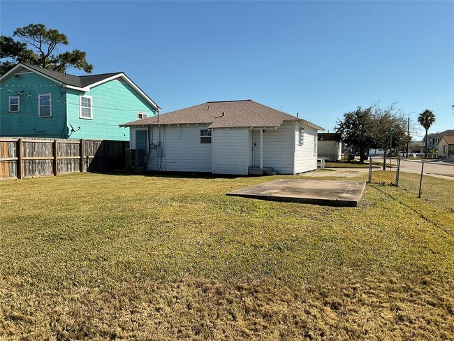 Building Photo - 5728 Sylvia Dr