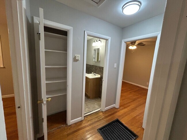 Building Photo - Charming 3BR Home with Bonus Den, Hardwood Floors & Fenced Backyard