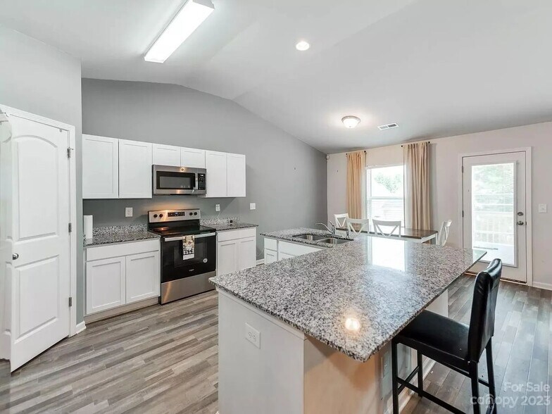 Building Photo - 1016 Amberlight Circle