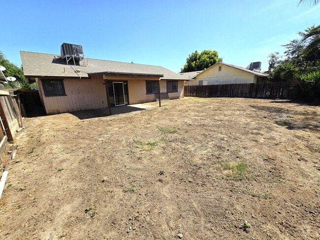 Building Photo - Large 3 Bedroom 2 Bath Home by Westfield School
