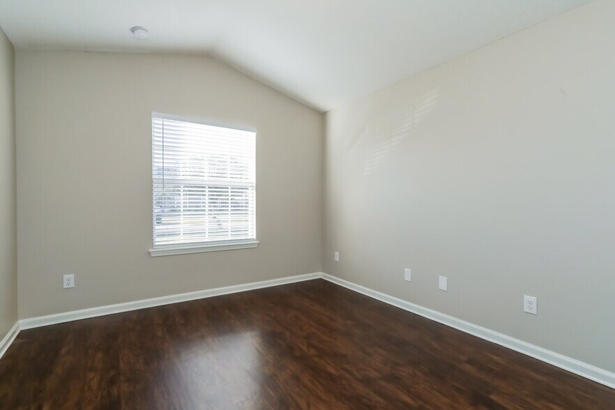 Building Photo - 2608 Royal Pointe Dr